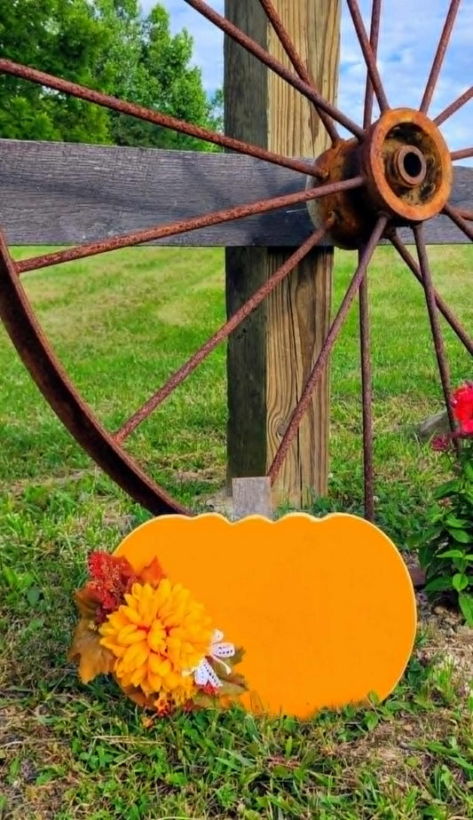 Floral wooden pumpkin leaner